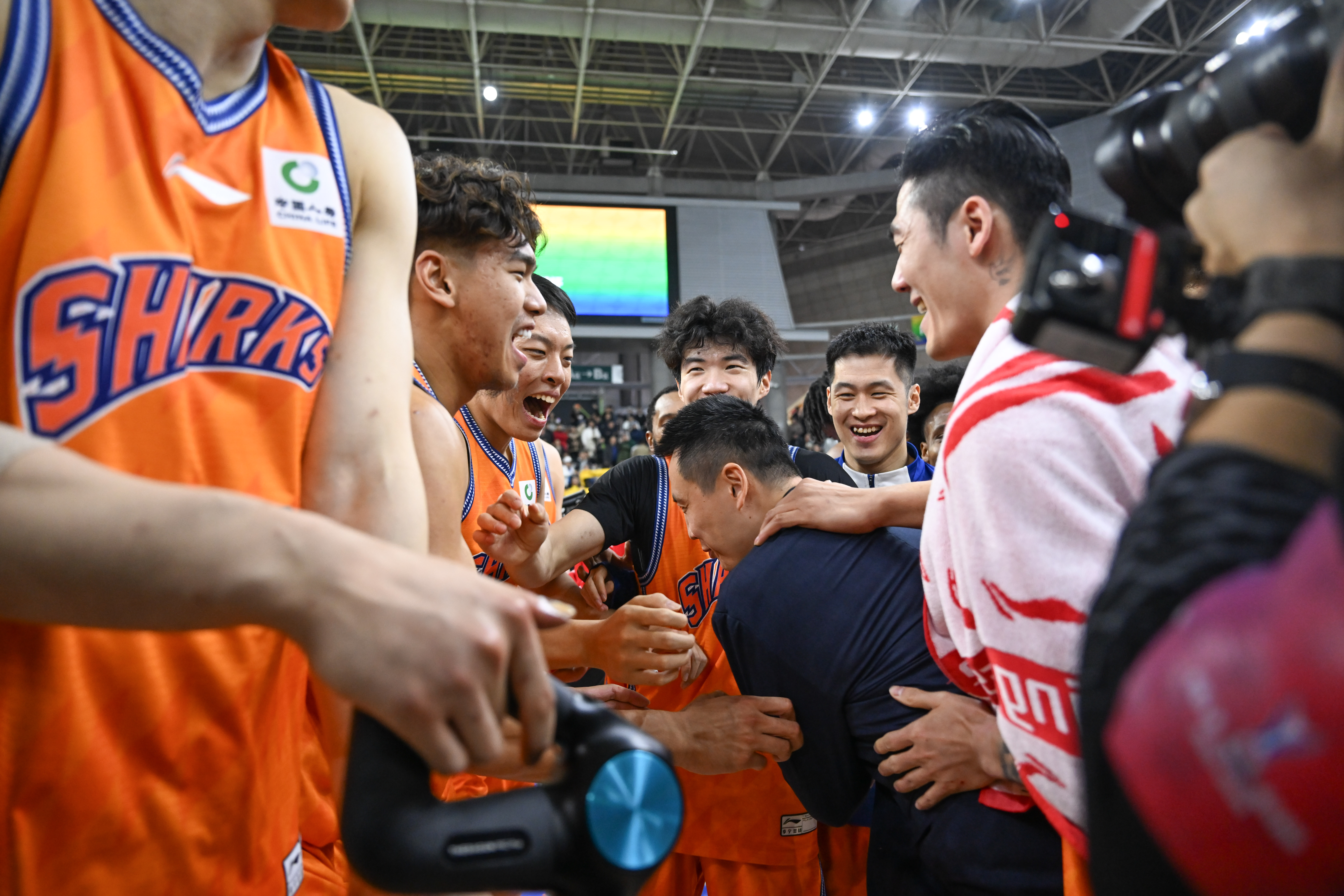 重磅！今晨上海久事备战CBA常规赛克里夫兰骑士转会期门线救险，山东泰山调整名单备战西甲